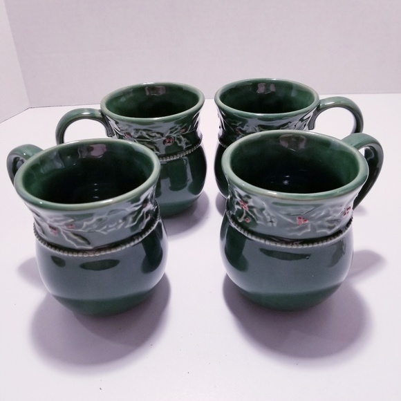 Hampton at Home Other - Hampton at Home Set of 4 Christmas Berry Mugs